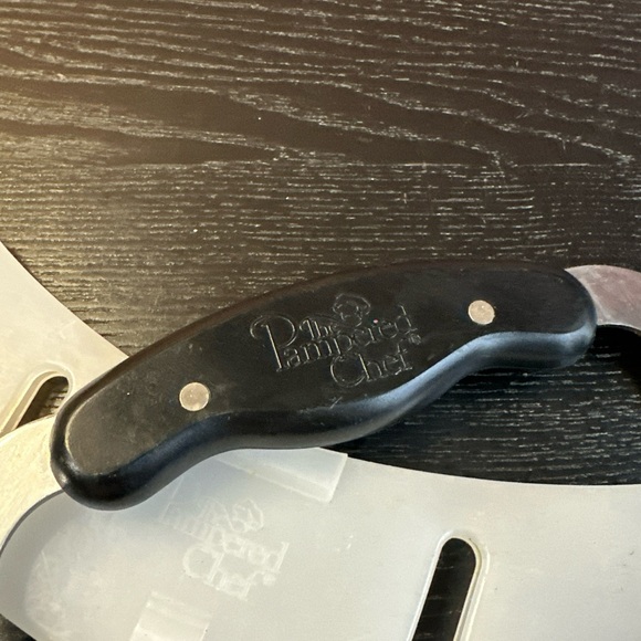 THE PAMPERED CHEF - Crinkle Cutter with Blade Guard - Kitchen Utensil $17 MSRP - Picture 2 of 6